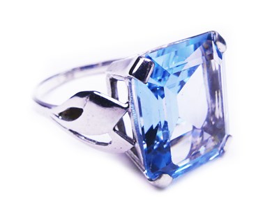 Lot 343 - Topaz Ring.