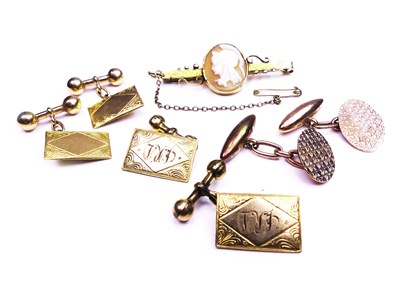 Lot 345 - A 9ct yellow gold collection.