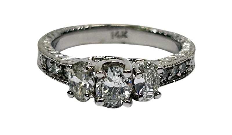 Lot 20 - Three Stone Diamond Ring.