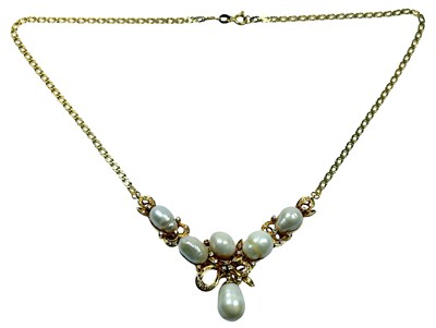 Lot 154 - Diamond and Pearl Necklet.