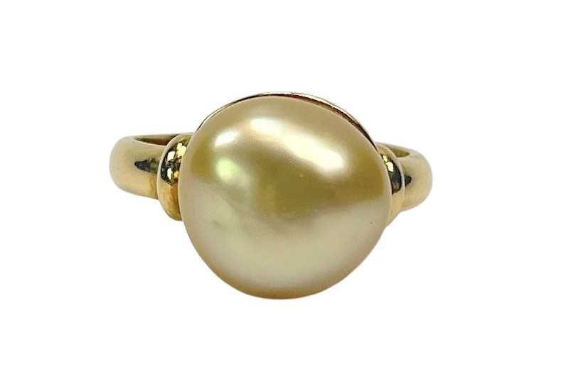 Lot 76 - Light Golden Pearl Ring.