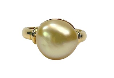 Lot 76 - Light Golden Pearl Ring.