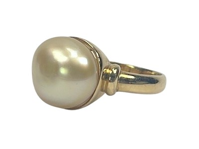 Lot 76 - Light Golden Pearl Ring.