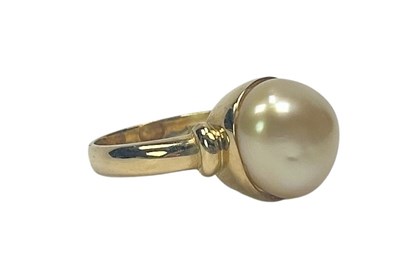 Lot 76 - Light Golden Pearl Ring.