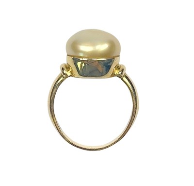 Lot 76 - Light Golden Pearl Ring.