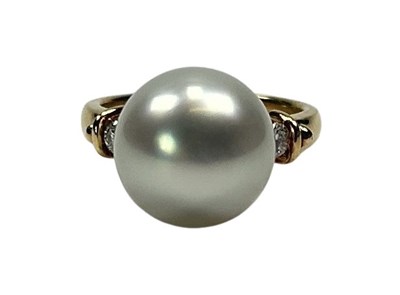 Lot 45 - Quality South Sea Pearl Ring.