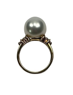 Lot 45 - Quality South Sea Pearl Ring.