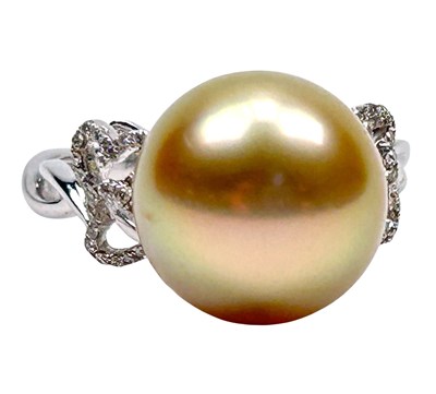 Lot 179 - Golden Pearl Diamond Ring.