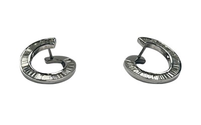 Lot 44 - Circular Designed Earring.