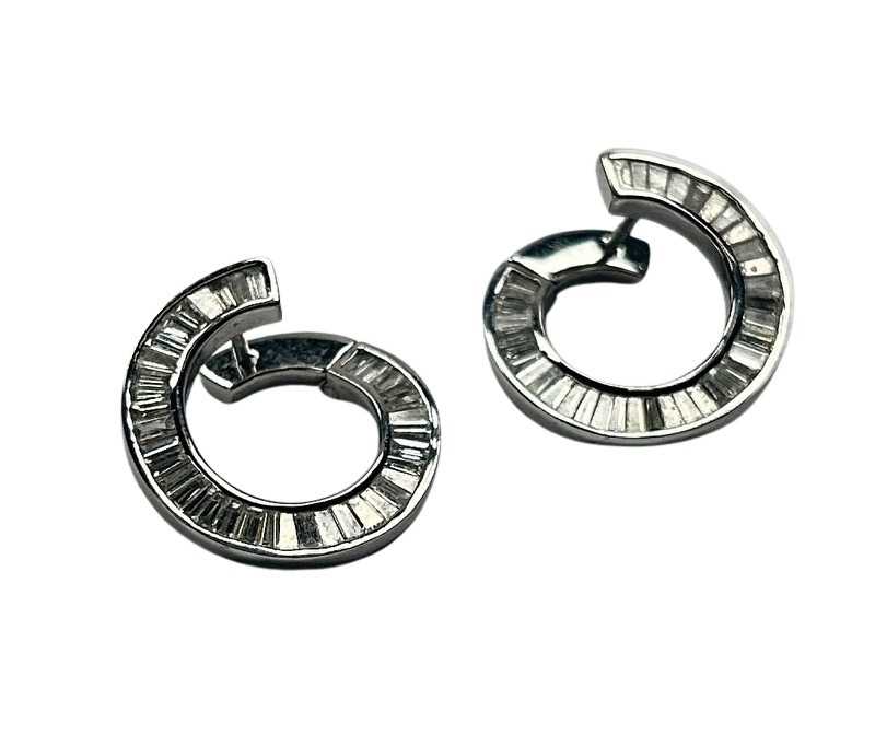 Lot 44 - Circular Designed Earring.