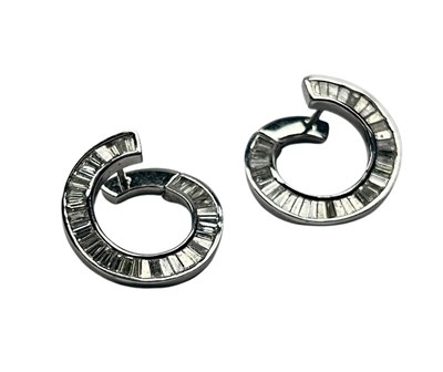 Lot 44 - Circular Designed Earring.