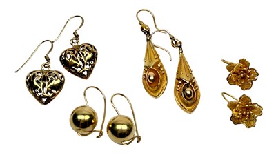 Lot 38 - A Smattering of Earrings.