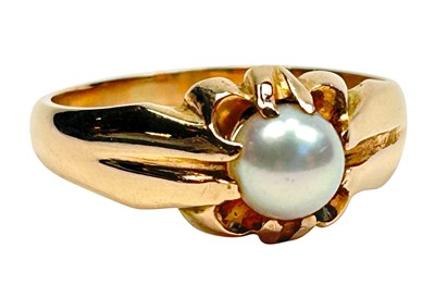 Lot 109 - Pearl Ring.