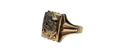 Lot 31 - Gents Dragon Signet Ring.