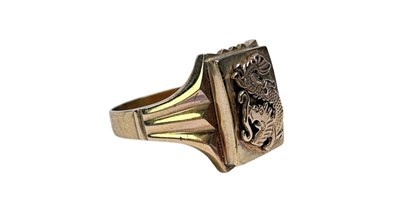 Lot 31 - Gents Dragon Signet Ring.