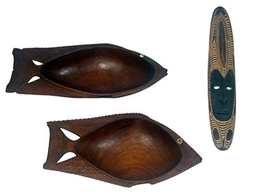 Lot 126 - Papua New Guinea Mask and 2 Fish Themed Bowls.