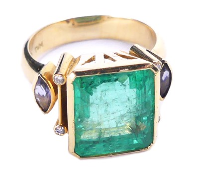 Lot 335 - Large Dazzling Emerald Ring.