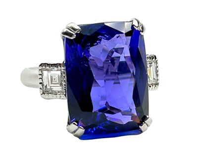 Lot 272 - Tanzanite Ring.