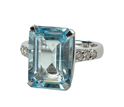 Lot 268 - Aquamarine Ring.