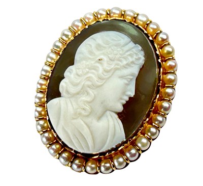 Lot 276 - Cameo Brooch in Yellow Gold with Pearls.