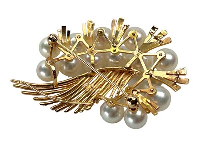 Lot 205 - Pearl Brooch.