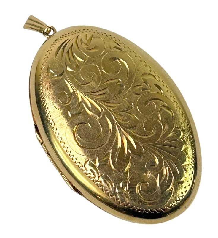 Lot 212 - Large Oval Locket.