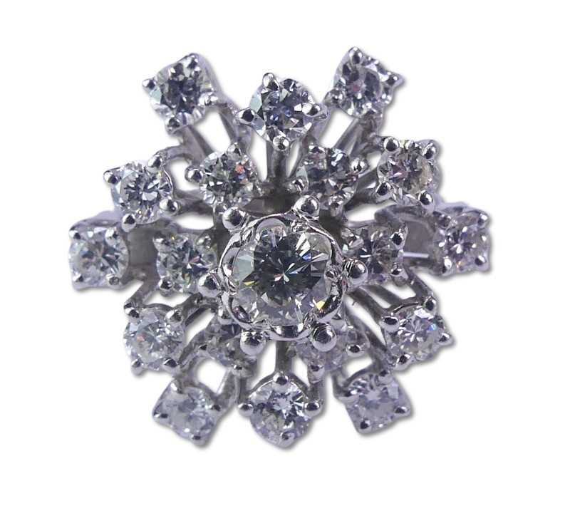Lot 253 - Diamond Cluster Ring.