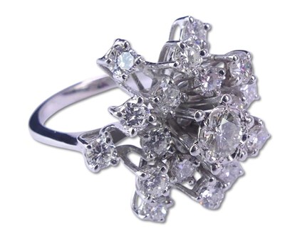 Lot 253 - Diamond Cluster Ring.