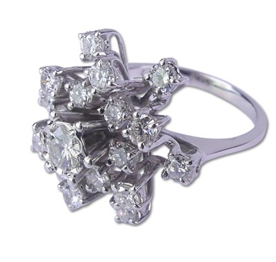 Lot 253 - Diamond Cluster Ring.