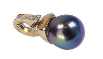 Lot 237 - Black Pearl Pendant.