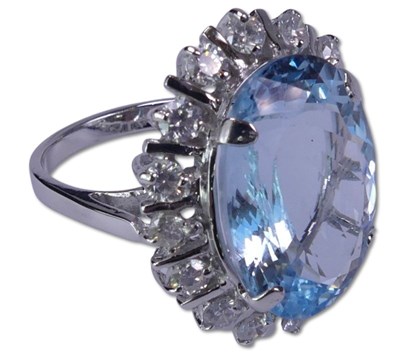 Lot 220 - Aquamarine Custer Style Ring.