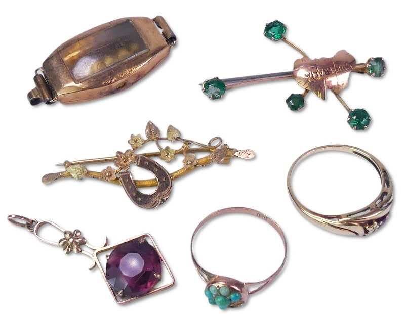 Lot 208 - Six Yellow Gold Items.
