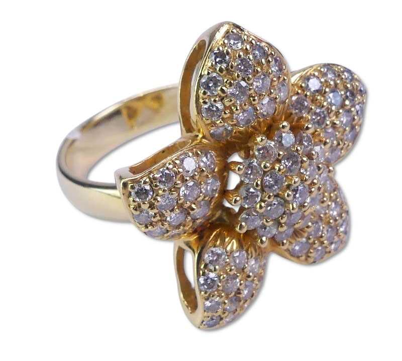 Lot 255 - Classic Flower Petal-Designed Ring.