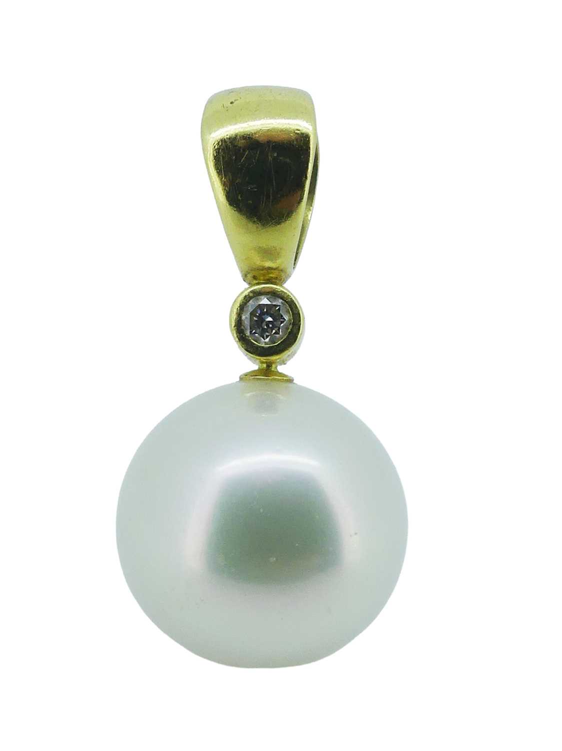 Lot 271 - Large Pearl Pendant.