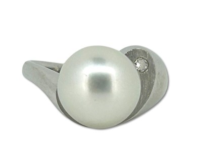 Lot 323 - White Gold Pearl Ring.