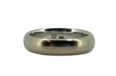 Lot 356 - Wedding Ring.