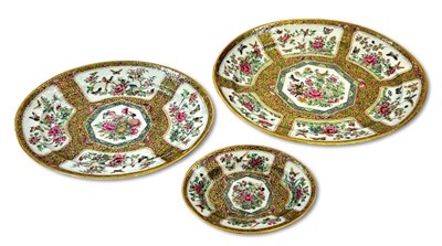 Lot 234 - Set of Chinese Porcelain Export Ware Platters, 3pcs.
