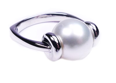Lot 254 - Kailis Designed Pearl Ring.