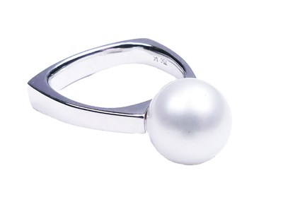 Lot 253 - Kailis Designed Pearl Ring.