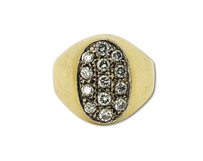Lot 289 - Diamond Signet Ring.