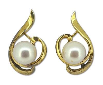 Lot 369 - Pearl Studs.