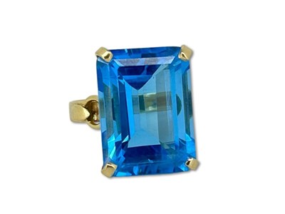 Lot 402 - Blue Topaz Ring.