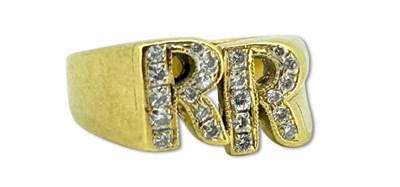 Lot 390 - Small Signet Style Ring.