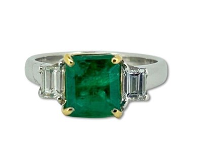 Lot 405 - Appealing Emerald Ring.