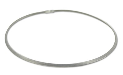Lot 441 - Flat Sprung Necklet.