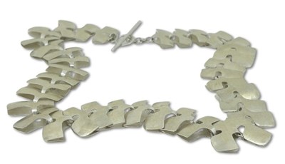 Lot 431 - Retro Styled Silver Necklace.