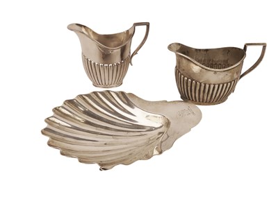 Lot 423 - Two Jugs and a Shell Dish.