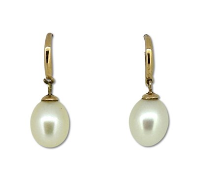 Lot 391 - Pearl Drop Earring.