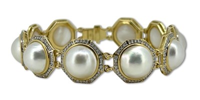 Lot 362 - A 14ct Yellow Gold Mabe Pearl & Diamond Bracelet.