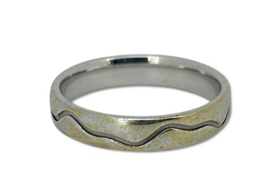 Lot 246 - Patterned Wedding Ring.